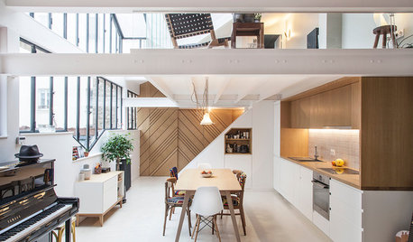Houzzツアー: 空間を最大限に利用した、ロフトのある明るいマンション