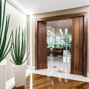 マイアミの大きいコンテンポラリースタイルのおしゃれな玄関 (白い壁、リノリウムの床) の写真