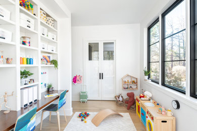 ワシントンD.C.にあるコンテンポラリースタイルのおしゃれな子供部屋 (白い壁、淡色無垢フローリング、ベージュの床) の写真