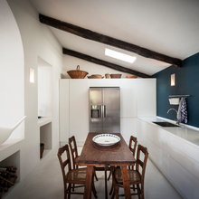 cucina parete blu abbinata a legno scuro