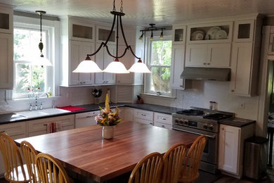 Farmhouse kitchen photo in St Louis