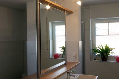 Badspiegel mit integriertem Wäscheabwurf