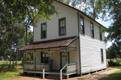 Photo of a traditional home in Tampa.