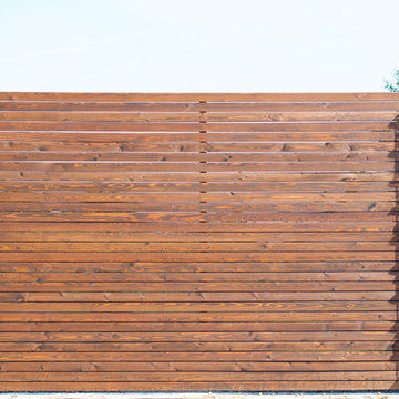 Современный забор из ромбуса лиственницы с габионами