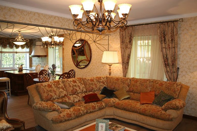 Идея дизайна: открытая гостиная комната среднего размера в стиле неоклассика (современная классика) с желтыми стенами, полом из керамогранита и коричневым полом