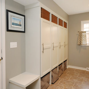 グランドラピッズの中サイズのトラディショナルスタイルのおしゃれな玄関 (グレーの壁、ラミネートの床、茶色い床) の写真