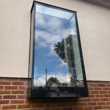 Oriel frameless box window