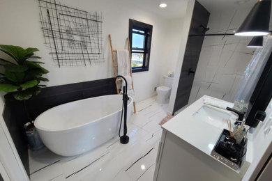 Bathroom - bathroom idea in New York