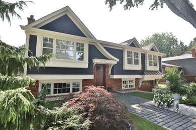 Two-story house exterior idea in Toronto