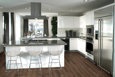 Design ideas for a mid-sized contemporary kitchen in Nashville with medium hardwood floors and brown floor.