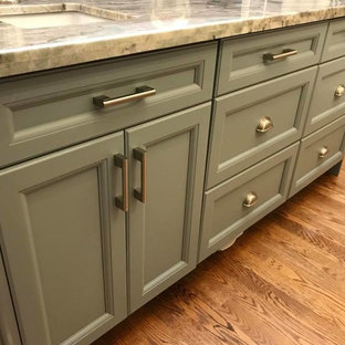 Inspiration pour une grande arrière-cuisine traditionnelle en L avec un évier de ferme, un placard avec porte à panneau encastré, des portes de placard blanches, un plan de travail en granite, une crédence blanche, une crédence en carreau de porcelaine, un électroménager en acier inoxydable, un sol en bois brun, un îlot central et un plan de travail bleu.