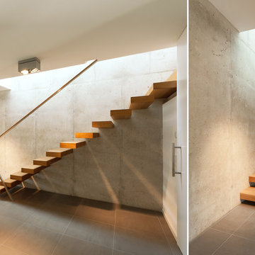 Frei auskragende Holztreppe