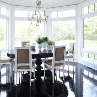 Réalisation d'une salle à manger tradition de taille moyenne avec un sol en bois peint, un mur blanc, aucune cheminée et un sol noir.