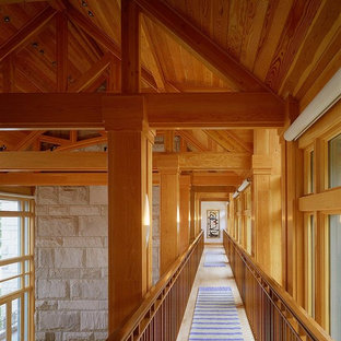 Idéer för vintage hallar, med ljust trägolv