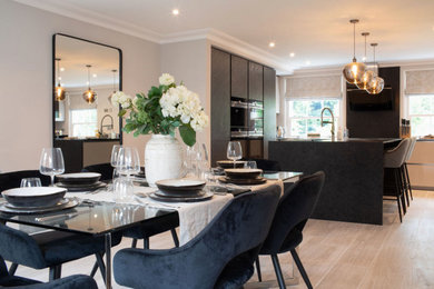 This is an example of a modern dining room in Berkshire.