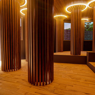 Multifunktionaler, Mittelgroßer Moderner Fitnessraum mit braunem Holzboden und Holzdielendecke in Sydney