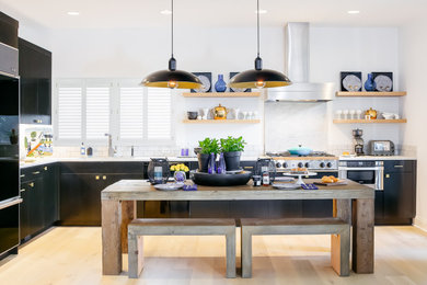 Esempio di una cucina a L contemporanea con ante lisce, ante nere, paraspruzzi bianco, paraspruzzi in lastra di pietra e parquet chiaro