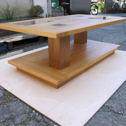 Table basse vitr&eacute;e en merisier et noyer - Coffee Tables