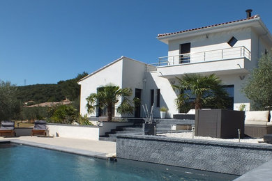 Cette image montre une façade de maison design.