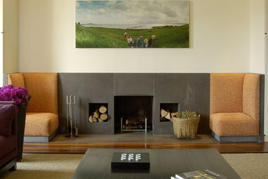 Aménagement d'un grand salon moderne ouvert avec une salle de réception, un mur beige, moquette, une cheminée standard et un sol beige.