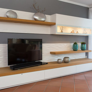 Idéer för stora funkis vardagsrum, med grå väggar, klinkergolv i terrakotta och en fristående TV