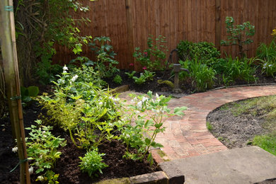 Design ideas for a small craftsman shade backyard landscaping in Surrey for summer.