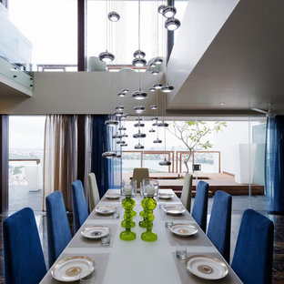 バンガロールの中サイズのコンテンポラリースタイルのLDKの画像 (白い壁)