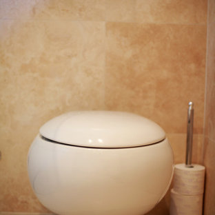 Esempio di una stanza da bagno padronale minimalista di medie dimensioni con doccia aperta, WC sospeso, piastrelle beige, piastrelle in travertino, pareti beige, pavimento in travertino, pavimento beige e doccia aperta