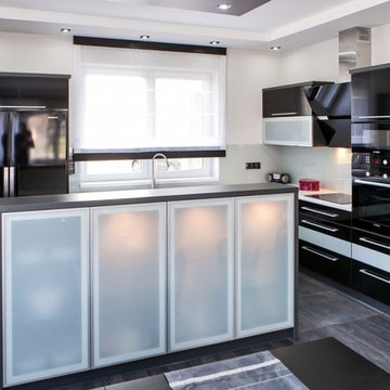 Black and White Modern Kitchen