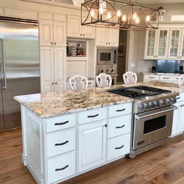 LeClaire Iowa Traditional Kitchen With Viking Appliances
