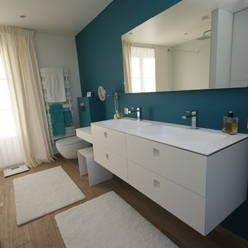 salle de bain contemporaine à dominante bleue et blanche