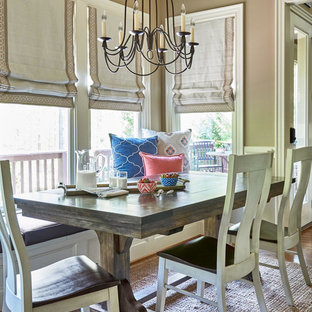 ローリーの中サイズのカントリー風 LDKの画像 (ベージュの壁、濃色無垢フローリング)