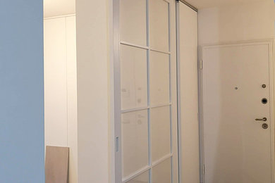 Immagine di un grande armadio o armadio a muro unisex minimalista con ante lisce
