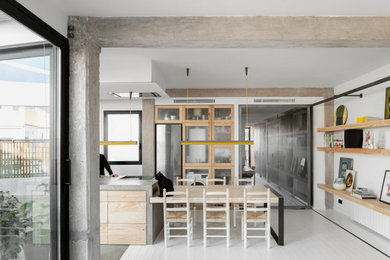 Foto de comedor contemporáneo de tamaño medio abierto con paredes blancas, suelo de madera clara, suelo blanco, vigas vistas y madera