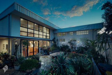 Idee per la facciata di una casa bianca industriale a due piani di medie dimensioni con rivestimento in metallo, copertura in metallo o lamiera e tetto grigio