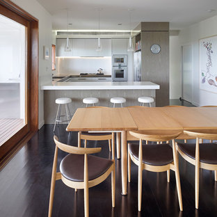 ブリスベンの中サイズのコンテンポラリースタイルのLDKの画像 (白い壁、濃色無垢フローリング、横長型暖炉、石材の暖炉まわり)