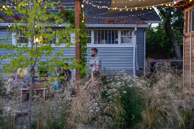 Inspiration for a mid-sized modern drought-tolerant and full sun backyard gravel landscaping in Portland for summer.