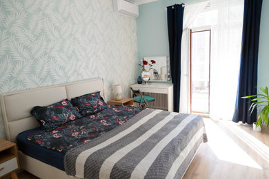 Пример оригинального дизайна: хозяйская спальня среднего размера, в белых тонах с отделкой деревом в скандинавском стиле с полом из винила, обоями на стенах и акцентной стеной