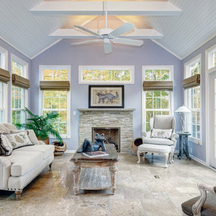 Idee per una piccola veranda chic con pavimento in travertino, cornice del camino in pietra e soffitto classico