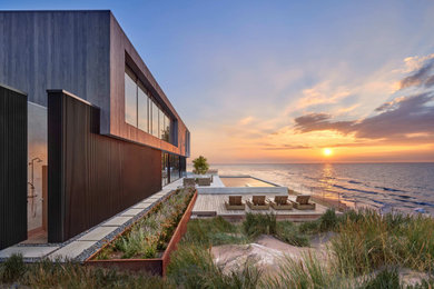 Example of a large minimalist pool design in Los Angeles