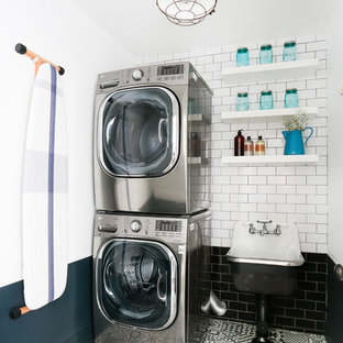 ロサンゼルスのトランジショナルスタイルのおしゃれな洗濯室 (オープンシェルフ、白いキャビネット、マルチカラーの壁、上下配置の洗濯機・乾燥機、マルチカラーの床) の写真