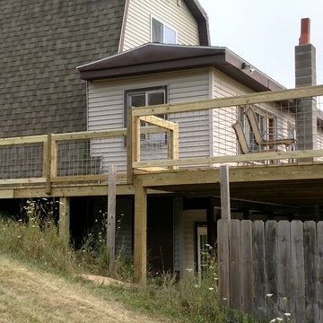 Deck with hog fence railing