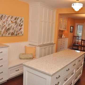 Bungalow Kitchen with bench seat
