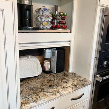 LeClaire Iowa Traditional Kitchen With Viking Appliances