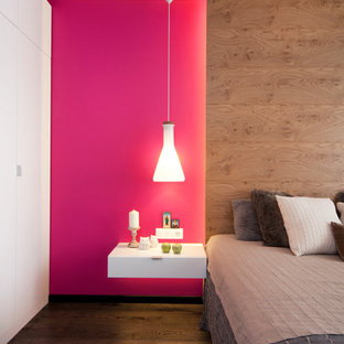 Design ideas for a mid-sized contemporary master bedroom in Yekaterinburg with pink walls, laminate floors and brown floor.