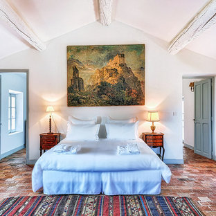Mediterranes Hauptschlafzimmer mit weißer Wandfarbe, Backsteinboden und rotem Boden in Marseille