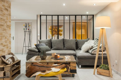 Aménagement d'un grand salon industriel ouvert avec un mur beige, un sol en carrelage de céramique, aucune cheminée, un sol blanc et éclairage.
