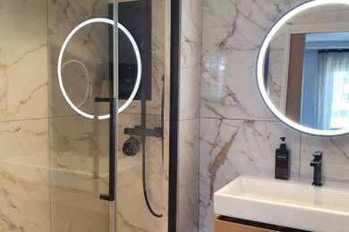 Réalisation d'une salle de bain minimaliste.