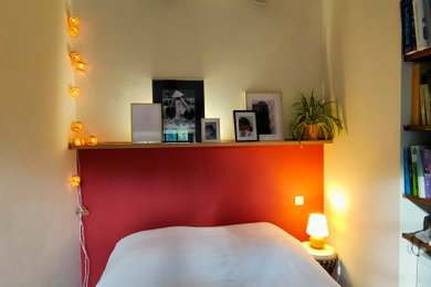 Exemple d'une chambre parentale de taille moyenne avec un mur rouge, un sol en contreplaqué, un sol beige et un plafond en bois.