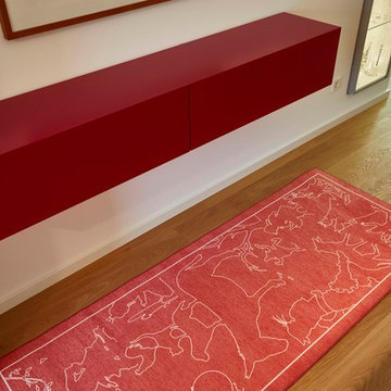 Wandhängendes, rotes Sideboard